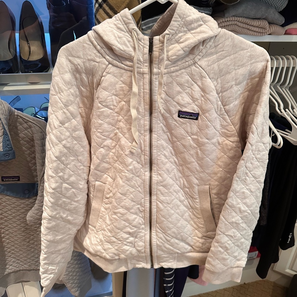 🤍Cream Patagonia Zip Sweatshirt Hoodie (not dried in dryer so looks crunchy).